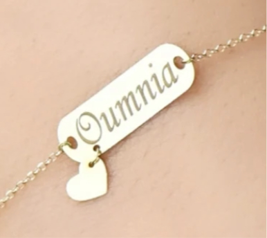 Bracelet personnalisé avec plaque dorée et cœur en Or 18k .Tous les prénoms disponibles