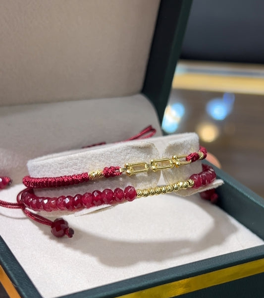 ✨ براسلي تيفاني فاخر ✨
💎 تصميم أنيق يجمع بين الخيط الحريري والأحجار الفاخرة